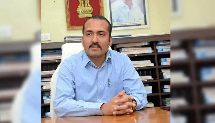 ఆకట్టుకున్న కానుక.. మంత్రి హారీశ్ రావుకు సిద్దిపేట కలెక్టర్ అదిరిపోయే గిఫ్ట్ ఆకట్టుకున్న కానుక.. మంత్రి హారీశ్ రావుకు సిద్దిపేట కలెక్టర్ అదిరిపోయే గిఫ్ట్