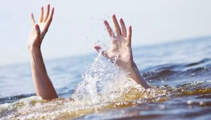 Nellore: కాలువలో పడి ఇద్దరు బాలికలు మృతి.. విలపించిన గ్రామం Nellore: కాలువలో పడి ఇద్దరు బాలికలు మృతి.. విలపించిన గ్రామం