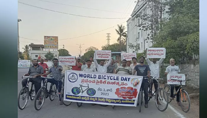 న్యూస్ పేపర్ డిస్ట్రిబ్యూటర్స్ అసోసియేషన్ ఆధ్వర్యంలో అంతర్జాతీయ సైకిల్ ర్యాలీ.. న్యూస్ పేపర్ డిస్ట్రిబ్యూటర్స్ అసోసియేషన్ ఆధ్వర్యంలో అంతర్జాతీయ సైకిల్ ర్యాలీ..