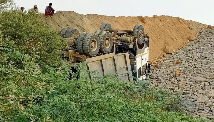 పాలమూరు ప్రాజెక్ట్ పనుల్లో టిప్పర్ బోల్తా.. డ్రైవర్ కు తీవ్ర గాయాలు