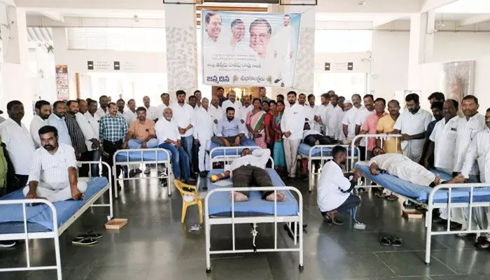ఇంటిగ్రేటెడ్ మార్కెట్లో మంత్రి పుట్టిన రోజు సంబురాలు ఇంటిగ్రేటెడ్ మార్కెట్లో మంత్రి పుట్టిన రోజు సంబురాలు
