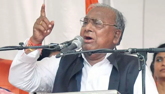 రైతులకు సంకెళ్లు వేసిన చరిత్ర కేసీఆర్ది: వీహెచ్ రైతులకు సంకెళ్లు వేసిన చరిత్ర కేసీఆర్ది: వీహెచ్