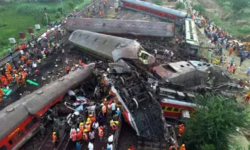 Odisha train accident : కొడుకు మృతదేహాం కోసం ఏడుస్తూ వెతుకుతున్న తండ్రి (వీడియో)