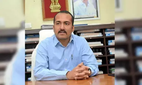 ఆకట్టుకున్న కానుక.. మంత్రి హారీశ్ రావుకు సిద్దిపేట కలెక్టర్ అదిరిపోయే గిఫ్ట్