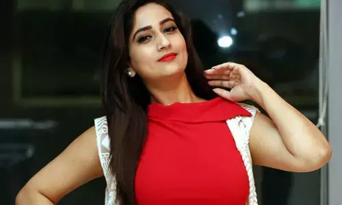 మతిపోగొడుతున్న మంజూష.. సొట్ట బుగ్గలతో కవ్విస్తోన్న యాంకరమ్మ