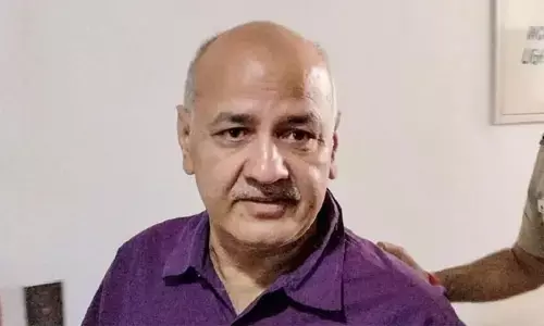 ఆసుపత్రిలో భార్యను పరామర్శించిన మనీష్ సిసోడియా