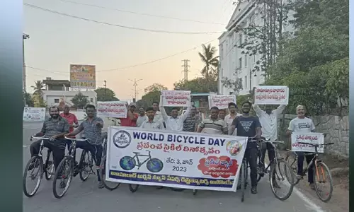 న్యూస్ పేపర్ డిస్ట్రిబ్యూటర్స్ అసోసియేషన్ ఆధ్వర్యంలో అంతర్జాతీయ సైకిల్ ర్యాలీ..