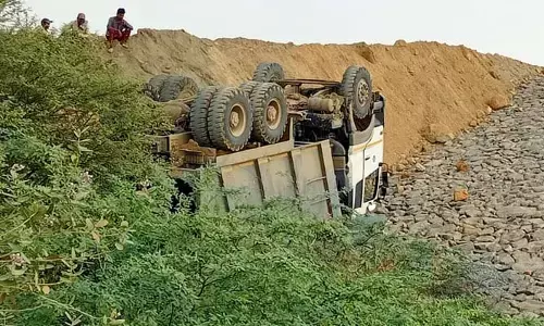 పాలమూరు ప్రాజెక్ట్ పనుల్లో టిప్పర్ బోల్తా.. డ్రైవర్ కు తీవ్ర గాయాలు
