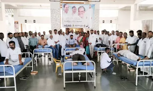 ఇంటిగ్రేటెడ్ మార్కెట్లో మంత్రి పుట్టిన రోజు సంబురాలు