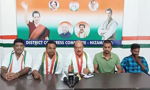 కాంగ్రెస్ ఫ్లెక్సీలను తొలగించడం అధికార పార్టీ దుర్వినియోగమే..