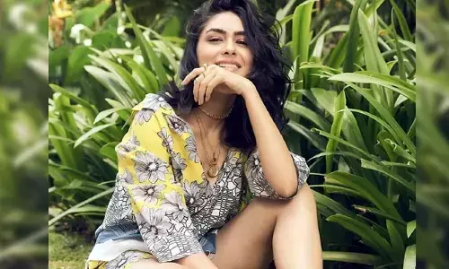 పొట్టి డ్రెస్‌లో కష్టపడుతున్న మృణాల్.. అలా చూడలేక పోతున్నామని నెటిజన్స్ కామెంట్స్