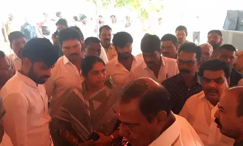 బ్యానర్ లో నా ఫోటో అక్కర్లేదా : సునీతా లక్ష్మారెడ్డి గరం.. గరం