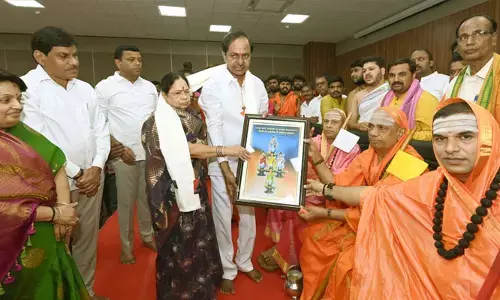 సీఎం కేసీఆర్‌ దంపతులకు జగద్గురువుల ఆశీర్వాదం