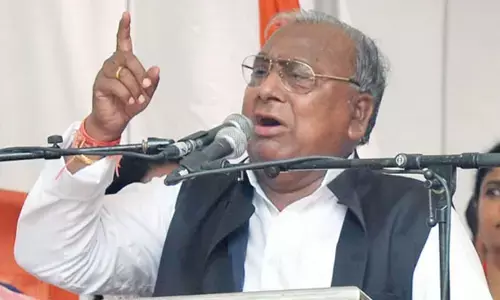 రైతులకు సంకెళ్లు వేసిన చరిత్ర కేసీఆర్‌ది: వీహెచ్
