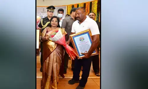 గవర్నర్ చేతుల మీదుగా పురస్కారం అందుకున్న యోగా మాస్టర్..