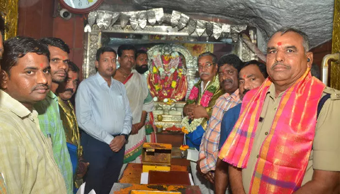 ఏడుపాయల దుర్గ మాత సేవలో కలెక్టర్ ఏడుపాయల దుర్గ మాత సేవలో కలెక్టర్