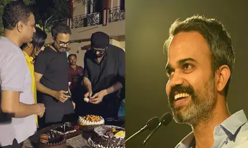 ‘సలార్’ షూటింగ్ సెట్‌లో స్టార్ డైరెక్టర్ ప్రశాంత్ నీల్ బర్త్ డే సెలబ్రేట్ చేసిన ప్రభాస్
