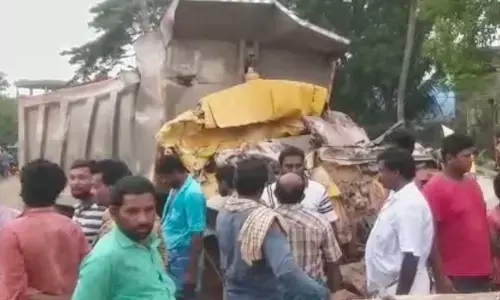 వినాయకుడి ఆలయంలోకి దూసుకెళ్లిన లారీ.. ముగ్గురు స్పాట్ డెడ్