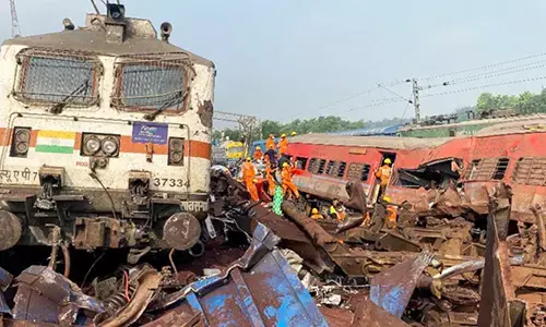Coromandel Express: కోరమండల్ రైలు ప్రమాదంలో 12 మంది ఏపీ ప్రయాణికుల ఆచూకీ తెలియాల్సి ఉంది
