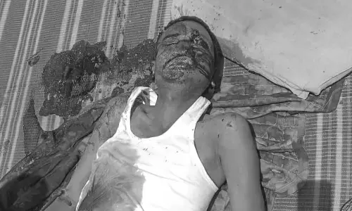 దారుణం : వ్యక్తి తలపై బండరాయితో మోది వ్యక్తి దారుణ హత్య