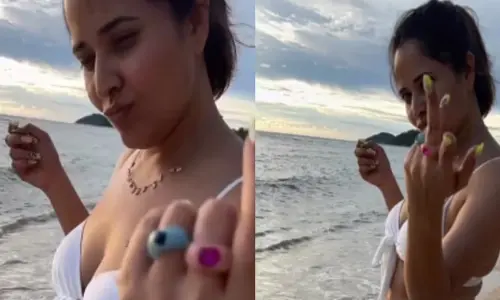 Anasuya  :వైట్ బికినీలో రెచ్చిపోతున్న అనసూయ.. వైరల్ అవుతున్న ఫొటోస్