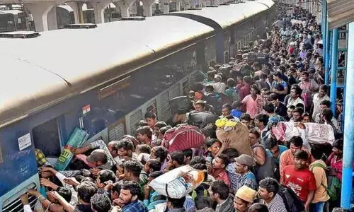 Coromandel train accident: సికింద్రాబాద్‌ రైల్వేస్టేషన్లో ప్రయాణికులకు తీవ్ర అవస్థలు!