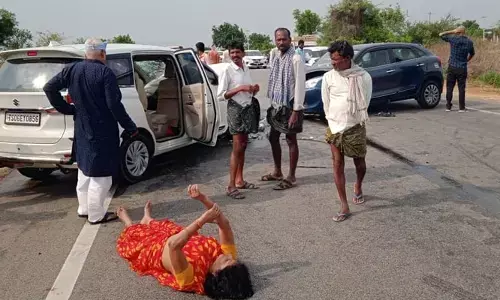 శ్రీశైలం హైవే పై రెండు కార్లు ఢీ.. ఇద్దరికి గాయాలు..