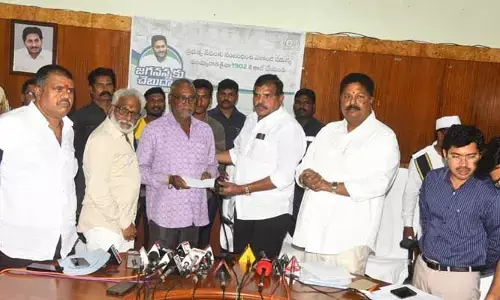 Visakha: ఏడుగురు రైలు ప్రమాద బాధితులకు ఆర్థిక సాయం అందజేత