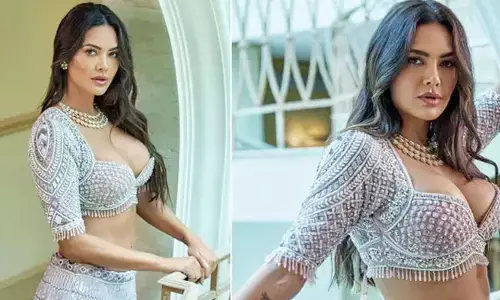 లిఫ్ట్‌లో రెడ్ కలర్ బికినీతో రచ్చ చేసిన బాలీవుడ్ నటి