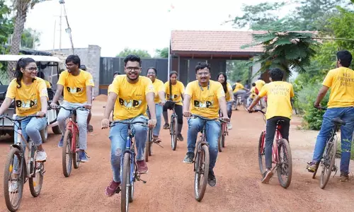 ప్లాస్టిక్ ను తరిమేద్దాం పర్యావరణాన్ని కాపాడుదామని.. యువతీ యువకుల సైకిల్ ర్యాలీ..
