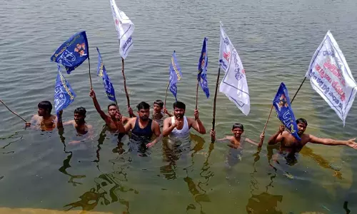 బ్రిడ్జి నిర్మాణం చేపట్టాలని.. జల దీక్ష
