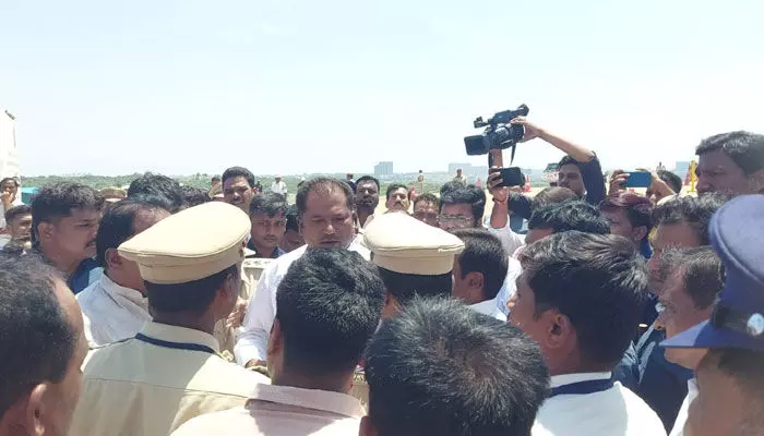 కోకాపేట్లో పోలీసులకు.. బీఆర్ఎస్ నాయకులు మధ్య వాగ్వాదం కోకాపేట్లో పోలీసులకు.. బీఆర్ఎస్ నాయకులు మధ్య వాగ్వాదం
