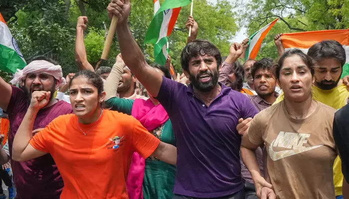 రెజ్లర్ల నిరసనపై నాటకీయ పరిణామం.. నిరసన విరమించలేదా? రెజ్లర్ల నిరసనపై నాటకీయ పరిణామం.. నిరసన విరమించలేదా?