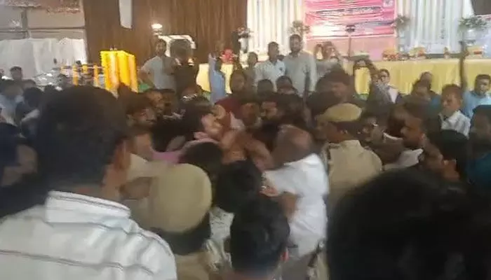 కాంగ్రెస్ కార్పొరేటర్ పై ఎమ్మెల్యే అనుచరుల దాడి.. కాంగ్రెస్ కార్పొరేటర్ పై ఎమ్మెల్యే అనుచరుల దాడి..