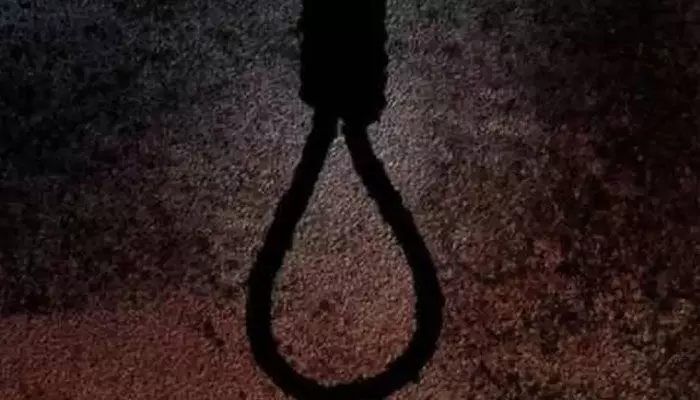 తల్లిదండ్రులు మందలించారని పదేళ్ల బాలిక ఆత్మహత్య తల్లిదండ్రులు మందలించారని పదేళ్ల బాలిక ఆత్మహత్య