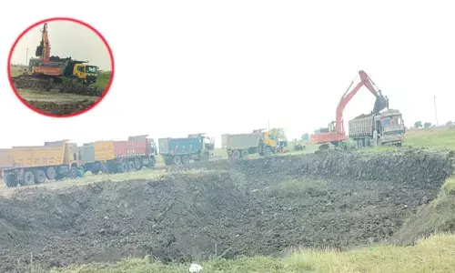 వెంకటాపురం చెరువులో కోట్ల మట్టి కొట్టుకు పోతుండ్రు