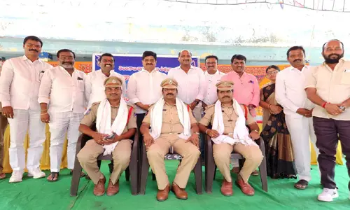 దేశాన్ని సైనికులు.. ప్రజలను పోలీసులు కాపాడుతున్నారు