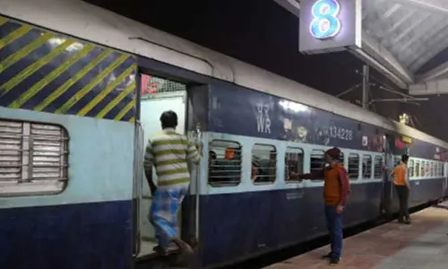 మచిలీపట్నం-తిరుపతి ఎక్స్‌ప్రెస్ రైల్లో మంటలు.. చైన్ లాగడంతో