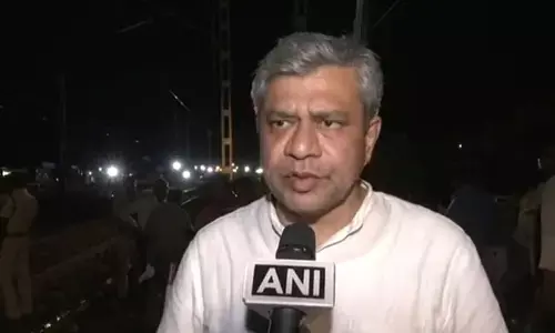 కన్నీరు పెట్టుకున్న రైల్వే మంత్రి