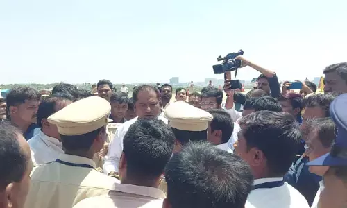 కోకాపేట్‌లో పోలీసులకు.. బీఆర్ఎస్ నాయకులు మధ్య వాగ్వాదం