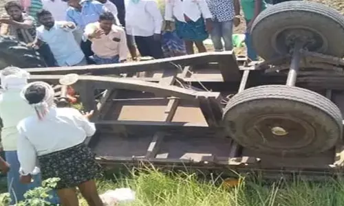ఘోర ప్రమాదం.. ట్రాక్టర్ బోల్తా పడి ఐదుగురు కూలీలు మృతి