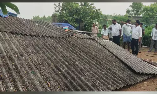 గాలిదుమారానికి ఇల్లు నేలమట్టం..