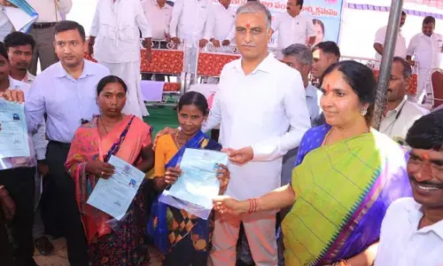 లబ్ధిదారులకు చెమట చుక్క రాకుండా ఇల్లు కట్టిస్తున్నాం : మంత్రి హరీష్ రావు, ఎమ్మెల్యే పద్మా దేవేందర్ రెడ్డి