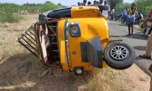 Breaking: పల్నాడు జిల్లాలో ఆటో బోల్తా.. 11 మందికి గాయాలు