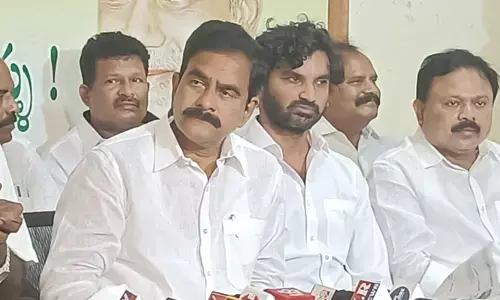 Devineni Uma: నెల్లూరు జిల్లా పోలీసులపై సంచలన వ్యాఖ్యలు