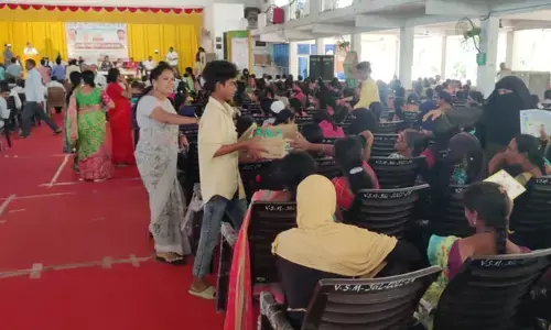 మైనర్లతో వాటర్ బాటిళ్ల సప్లై... తెలంగాణ దశాబ్ది ఉత్సవాల్లో ఘటన