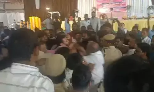 కాంగ్రెస్ కార్పొరేటర్ పై ఎమ్మెల్యే అనుచరుల దాడి..