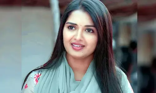 ముద్దులతో నటి రచ్చ.. ఇంతలా నాకించుకోవడం అవసరమా అంటున్న నెటిజన్లు! (వీడియో)