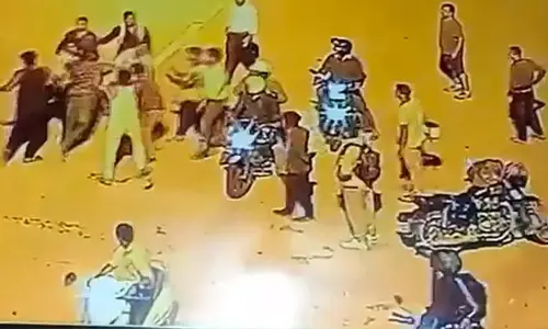 కర్ణాటకలో దారుణం.. టోల్ గేట్ తెరవలేదని వ్యక్తిని కొట్టి చంపారు