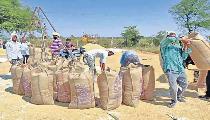ధాన్యం డబ్బు చెల్లించండి సారూ.. ఇంకా రైతుల ఖాతాలో జమ కాని డబ్బులు ధాన్యం డబ్బు చెల్లించండి సారూ.. ఇంకా రైతుల ఖాతాలో జమ కాని డబ్బులు